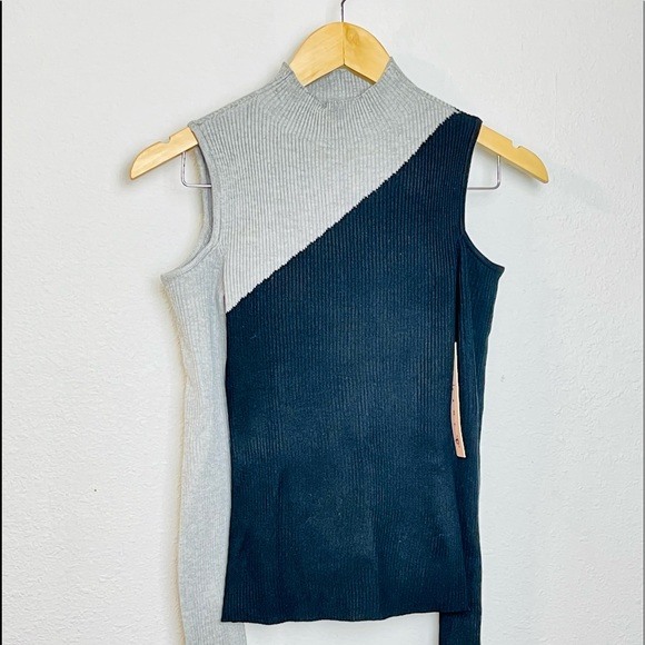 NWT Juniors cold shoulder Mock-neck sweater - Picture 3 of 8